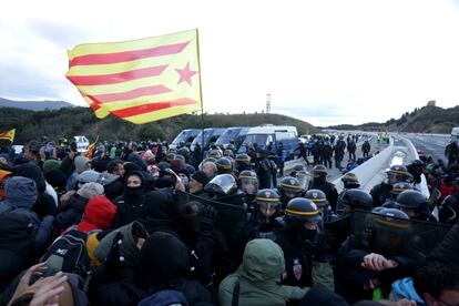 Els manifestants reculen cap a territori espanyol davant del desallotjament en la part francesa.