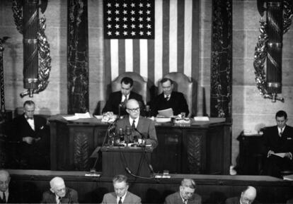 El Presidente Dwight Eisenhower en su primer discurso sobre el Estado de la Unión antes de una sesión conjunta del Congreso en Washington, el 2 de febrero de 1953. Sentado en la tribuna tras él está el vicepresidente Richard Nixon, a la izquierda, y el presidente de la Cámara, Joseph W. Martin.