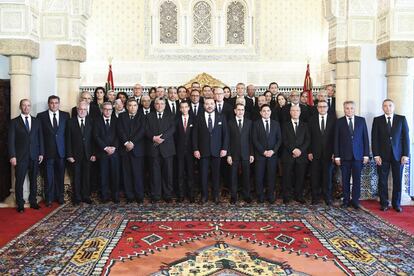 El rey Mohamed VI de Marruecos, junto a los miembros de su nuevo Gobierno.