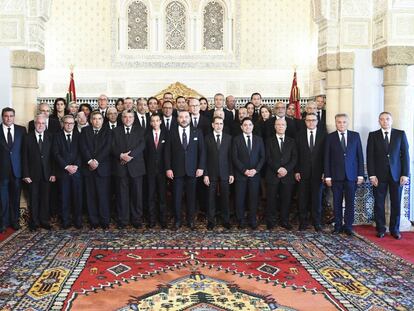 El rey Mohamed VI de Marruecos, junto a los miembros de su nuevo Gobierno.