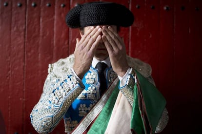 Un torero, en la puerta de cuadrillas de la Maestranza.