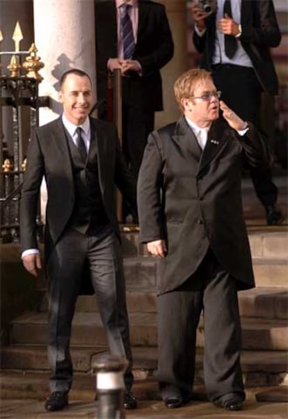Elton John y David Furnish, a su salida del Ayuntamiento de Windsor tras formalizar su unión.