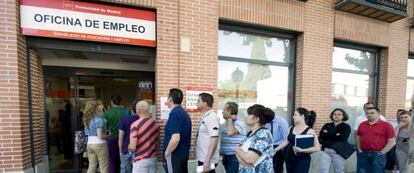 Un grupo de personas hace cola en una oficina de empleo en Alcal&aacute; de Henares. 