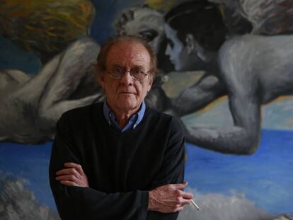 El cantante y pintor Luis Eduardo Aute, posando ante uno de sus cuadros, en su casa de Madrid en 2015.