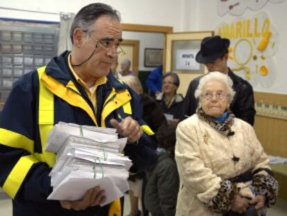 Un cartero de Jaén entrega el voto por correo en un colegio electoral.