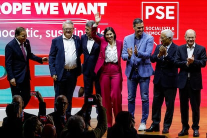 Desde la izquierda, el candidato socialista a la Comisión Europea, Nicholas Schmit, el primer ministro rumano, Marcel Ciolacu, la líder del Partido Democrático italiano, Elly Schlein, el presidente del Gobierno español, Pedro Sánchez, el primer ministro portugués, Antonio Costa, y el canciller alemán, Olaf Scholz, asisten al congreso electoral del Partido de los Socialistas Europeos (PSE), en Roma, el 2 de marzo de 2024.