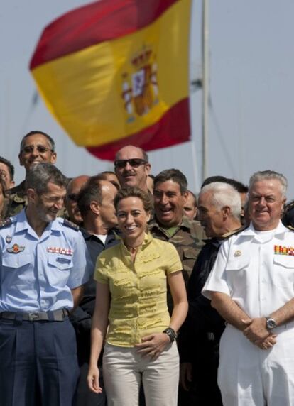 La ministra de Defensa, con la tripulación del 'Castilla' tras su regreso de Haití.
