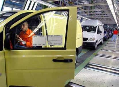 Cadena de montaje de vehículos en la factoría de Mercedes  en Vitoria.