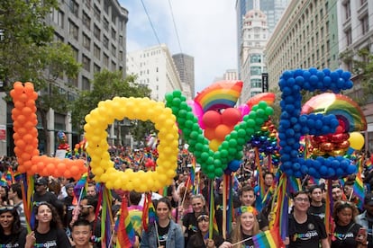 Multitudinaria manifestación a favor de los derechos LGTBI en California (Estados Unidos).