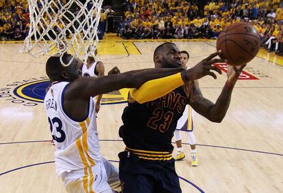 LeBron James ante Draymond Green.