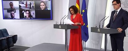 El ministro de Sanidad, Savador Illa (d) y a la ministra de Hacienda, María Jesús Montero.