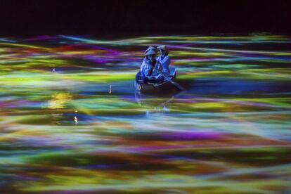 'Drawing on the Water Surfaced Created by the Dance of Koi and Boats', en Mifuneyama Rakuen Pond-teamLab: A Forest Where Gods Live, Mifuneyama Rakuen, Takeo Hot Springs, Kyushu (Japón). <br><br>Para este colectivo se acabó la fatalidad por la cual la expresión artística tenga que cimentarse obligatoriamente en soportes y materiales tangibles y físicos. Inoko y su tribu creen que la tecnología digital puede expandir el arte y que las obras creadas a partir de ella —sin olvidar lo esencial: la propia dimensión creativa— pueden suscitar nuevas relaciones entre las personas, personas que en el mundo teamLab forman parte de la propia obra y la influyen y determinan con su interacción.<br> 
