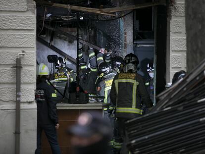 Los Bomberos de Barcelona trabajando en el interior del local donde se produjo la explosión.