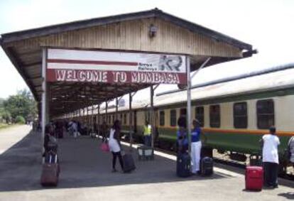 Pasajeros descienden del "Tren Lunático" en la estación de ferrocarril de la ciudad costera keniana de Mombasa. EFE/Archivo