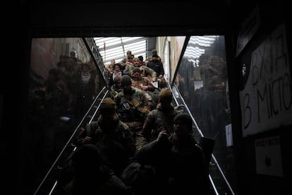 Militares ucranios se agrupan en la estación central de Lviv, la ciudad más próxima a la frontera con Polonia, para poner rumbo a Kiev y reforzar así la defensa de la capital, que sufre un asedio continuado y por varios flancos por parte de las fuerzas rusas desde el inicio de la invasión, hace ahora dos semanas. Rusia no cesará su ofensiva sobre Ucrania hasta que se cumplan sus demandas, es decir, la rendición incondicional del Ejército y el Gobierno ucranios, algo que "no es aceptable", ha zanjado el ministro de Exteriores de Ucrania, Dmitro Kuleba, tras una nueva reunión con su homólogo ruso, Serguei Lavrov, que ha terminado, una vez más, en fracaso.