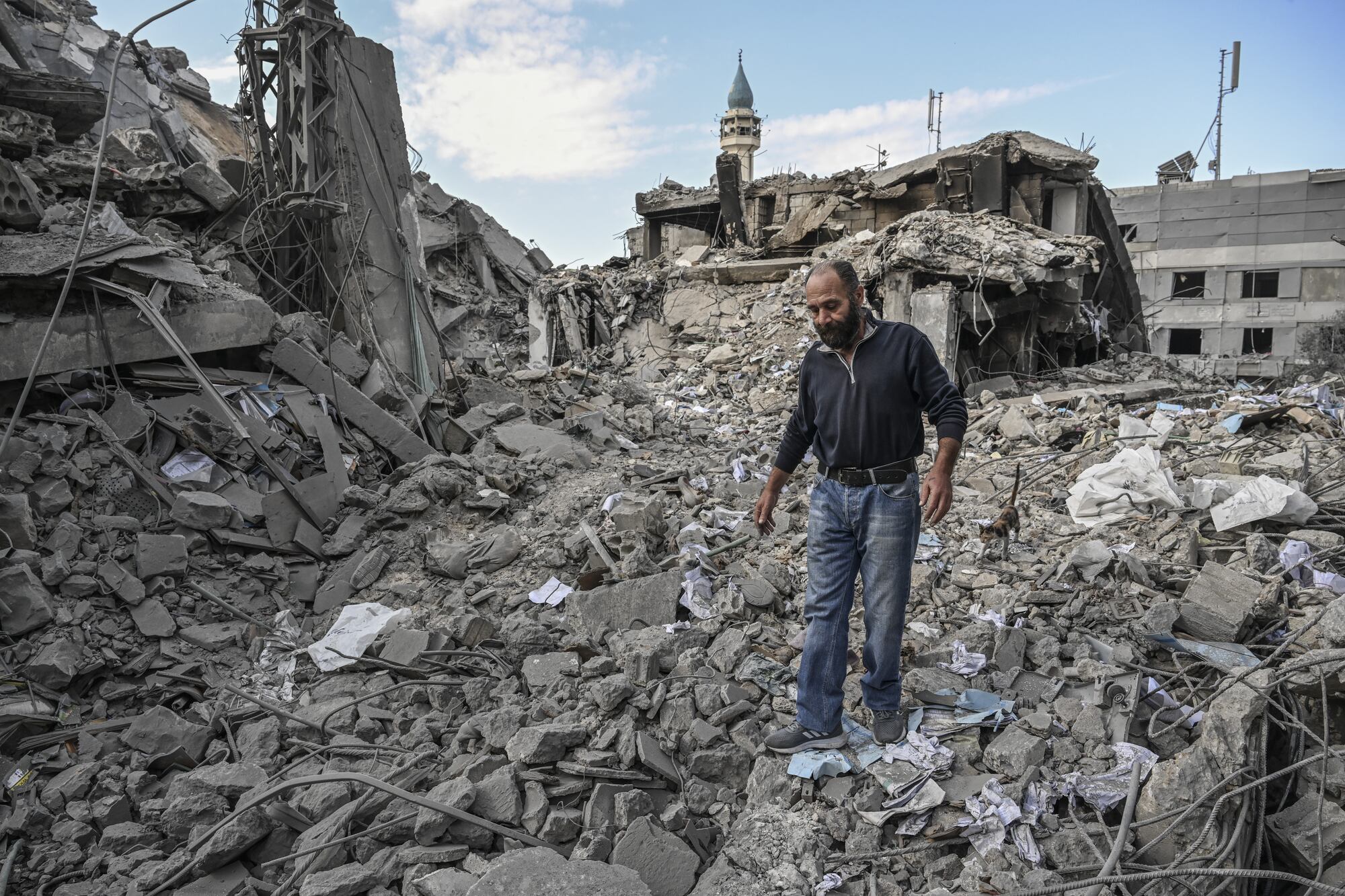 Un hombre en Nabatieh (Líbano), este viernes junto a los escombros tras un ataque israelí. 