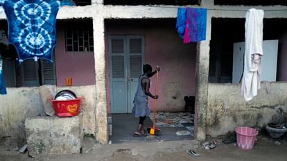 Una niña barre los soportales de su casa en el barrio de Ouakam, en Dakar, Senegal, el 23 de octubre de 2020.