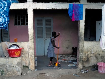 Una niña barre los soportales de su casa en el barrio de Ouakam, en Dakar, Senegal, el 23 de octubre de 2020.