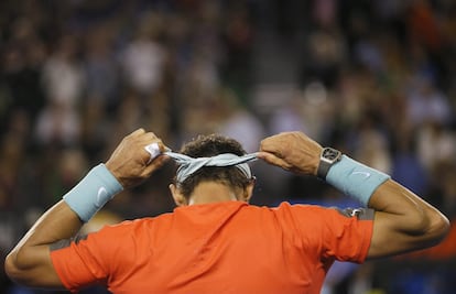 El tenista español Rafael Nadal se ajusta el pañuelo durante el partido.