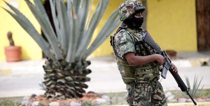 Un militar vigila el barrio de Mazatlán, donde Joaquín Guzman fue detenido en 2014.