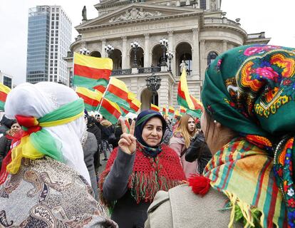 Mujeres kurdas en trajes tradicionales que viven en Alemania se manifiestan en Francfort, Alemania, el s&aacute;bado 18 de marzo de 2017. Miles celebran el festival de primavera de Newroz y protestan contra el presidente turco Erdogan. 