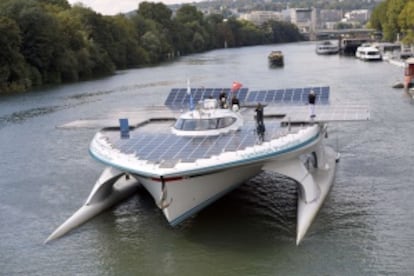 La embarcación navega por el río Sena en París.