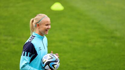 Pernille Harder, durante un entrenamiento con la selección danesa en Perth.