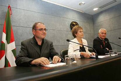 El consejero de Vivienda, en la rueda de prensa de ayer, junto a Miren Azkarate y Gabriel Inclán.