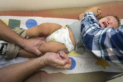 Uma criança de um ano recebe a vacina tríplice viral na Califórnia.