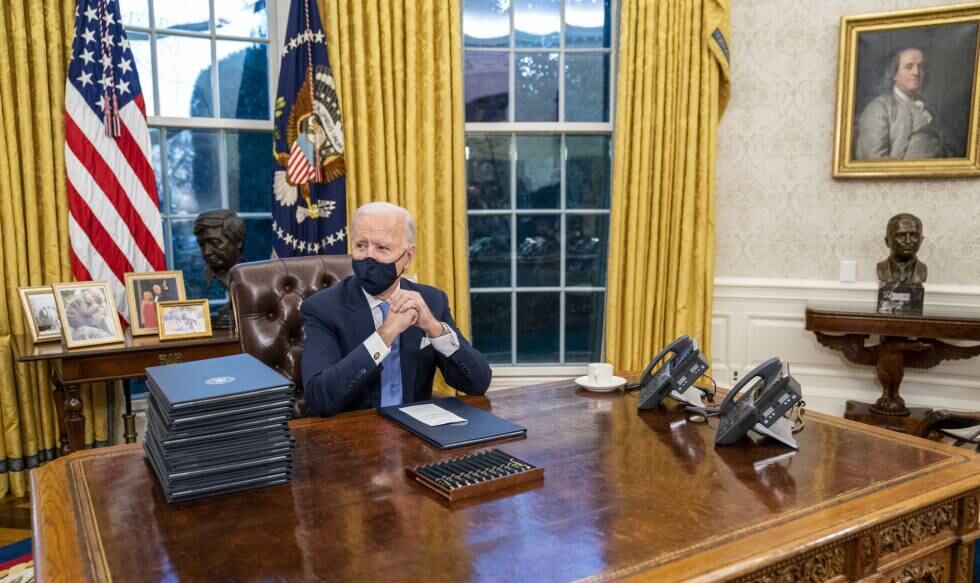 Biden firma su primera quincena de órdenes ejecutivas como presidente de EE UU desde el Despacho Oval.