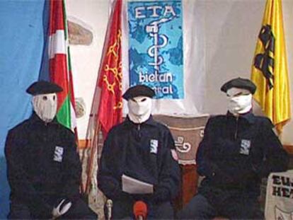 Tres encapuchados de ETA leen un comunicado en el primer canal de ETB el pasado mes de mayo. 

/ EFE