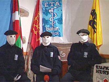 Tres encapuchados de ETA leen un comunicado en el primer canal de ETB el pasado mes de mayo.
/ EFE