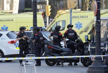 Efectivos policiales en el lugar en el que una furgoneta atropell&oacute; a varios peatones que paseaban por las Ramblas de Barcelona.