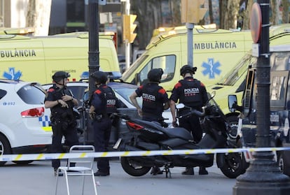 Efectivos policiales en el lugar en el que una furgoneta atropelló a varios peatones que paseaban por las Ramblas de Barcelona.