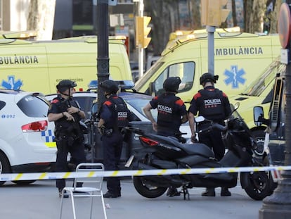 Efectivos policiales en el lugar en el que una furgoneta atropell&oacute; a varios peatones que paseaban por las Ramblas de Barcelona.