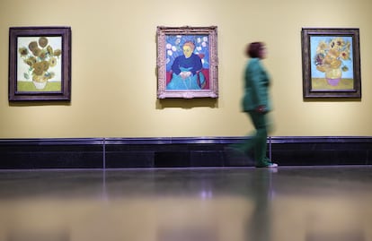 Otra imagen de la exposición, con los lienzos de Van Gogh 'Los girasoles' (1888), 'La Berceuse' (1889) y 'Los girasoles' (1889). 
