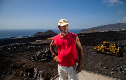 Mauro Pérez, cuya vivienda se ha convertido en una casa-isla, se salvó de la lava, pero quedó prácticamente aislada.