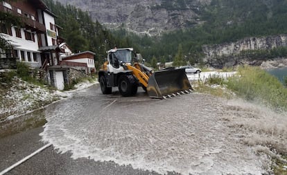 Una máquina retira los restos de la granizada cerca de la meta.