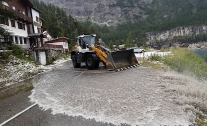 Una máquina retira los restos de la granizada cerca de la meta.