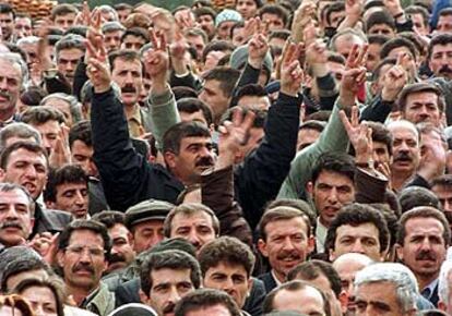 Manifestación en Diyarbakir contra la detención de tres alcaldes nacionalistas kurdos en 2000.