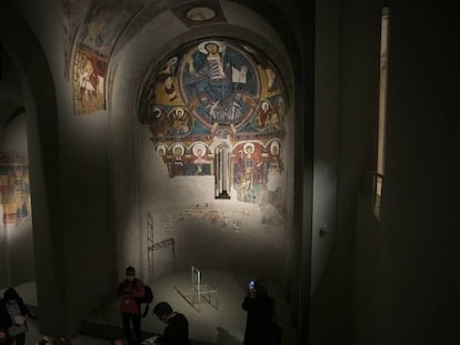 Silla de Jaume Xifra (1974), junto al Cristo en Majestad de Taüll.