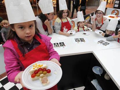 Varios niños participan en Torrelodones en la iniciativa de recogida de alimentos patrocinada por cocineros españoles.