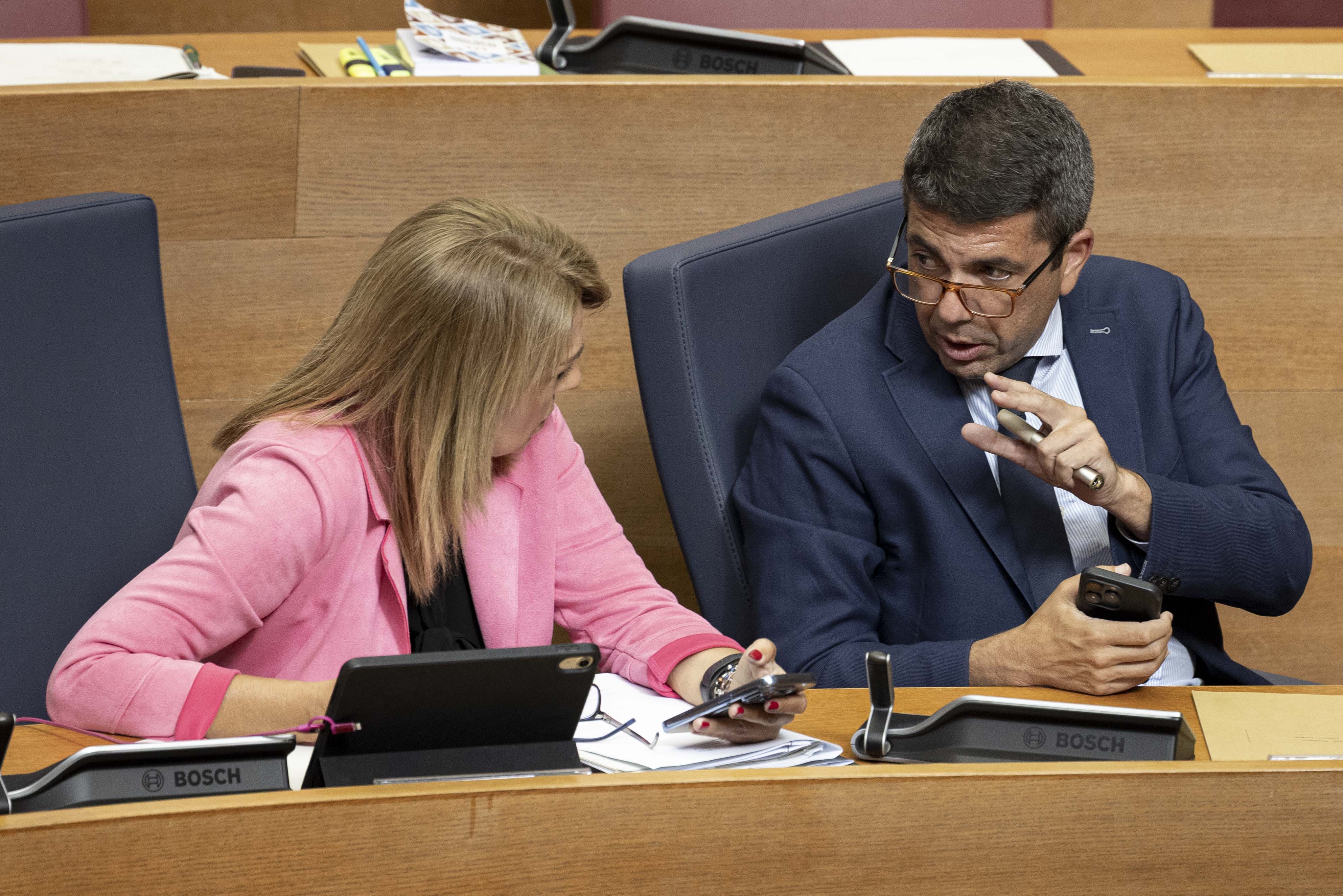 El presidente de la Generalitat Valenciana, Carlos Mazón, conversa con la vicepresidenta Susana Camarero, este miércoles, durante el debate de los presupuestos en Les Corts Valencianes.