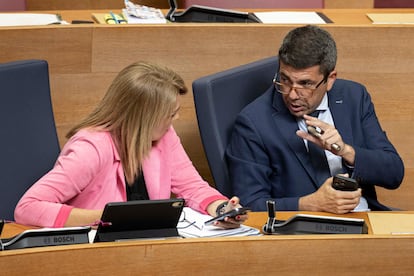 El presidente de la Generalitat Valenciana, Carlos Mazón, conversa con la vicepresidenta Susana Camarero, este miércoles, durante el debate de los presupuestos en Les Corts Valencianes.