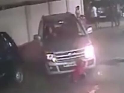 La Policía india investiga a la mujer que arrolló con su vehículo al pequeño, que estaba sentado en la calle