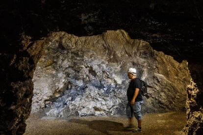 Durante la visita a la Mina Rica, el público también podrá disfrutar de otra maravilla natural, La Geoda azul, que adquiere esa tonalidad a causa del estroncio, y que llegó a tener hasta veinte metros de desarrollo, pero de la que se conserva mucho menos ya que la explotación minera malogró esta maravilla.