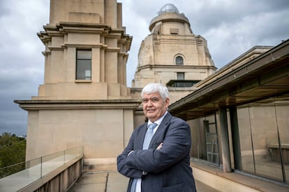 Justo Herrera, vicerrector de la Universitat de València, en la azotea del edificio de Rectorado.