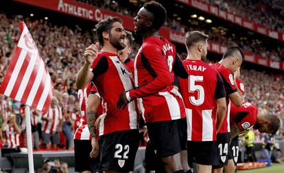 Raúl García celebra el segundo gol del Athletic con Williams, en San Mamés.
