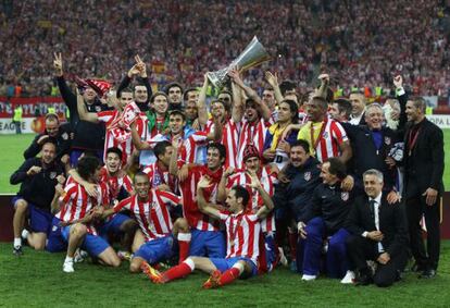 Los jugadores del Atlético con el trofeo