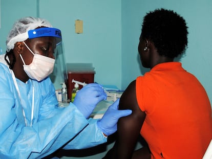 Una mujer recibe la vacuna contra el ébola durante un ensayo en Monrovia, Liberia, en 2015.